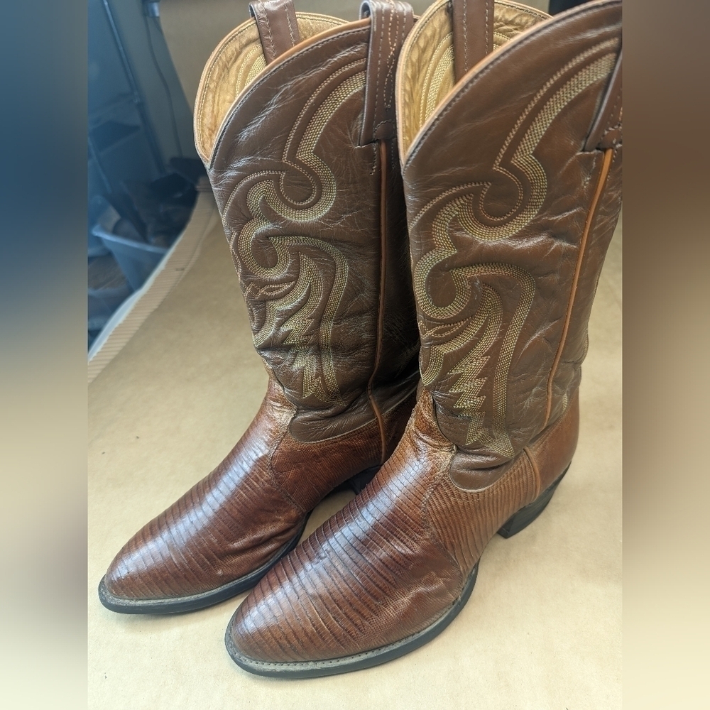 Tony Lama boots men's size 9.5EE. Exotic Genuine Brown Teju Lizard leather class